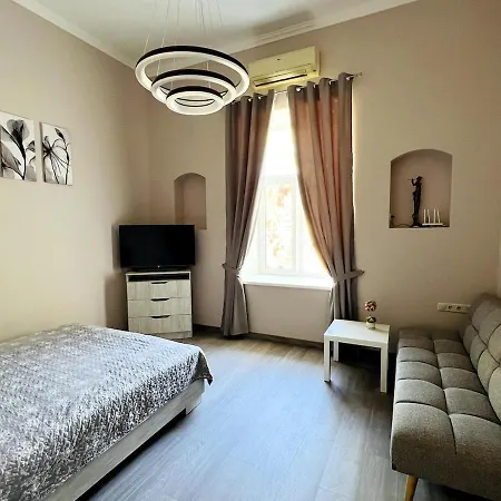 біля оперного театру Apartment