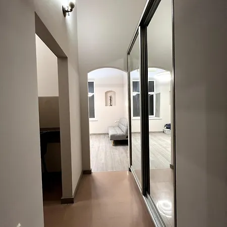 біля оперного театру Apartment Odesa