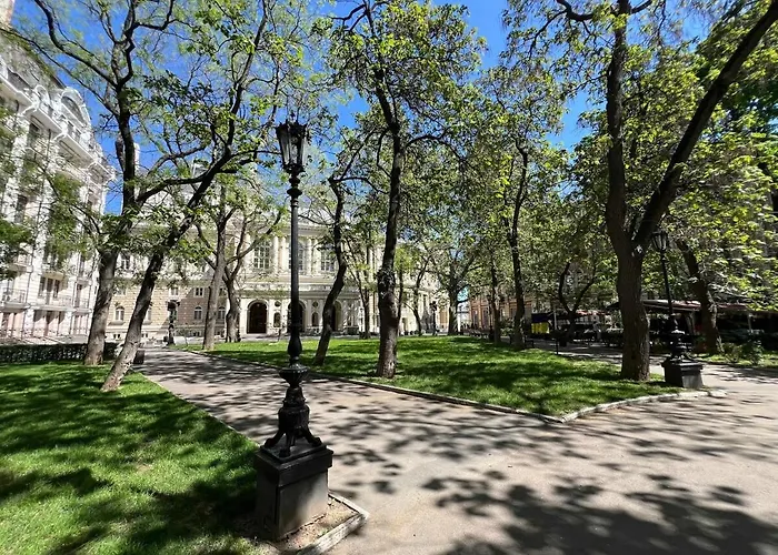 біля оперного театру