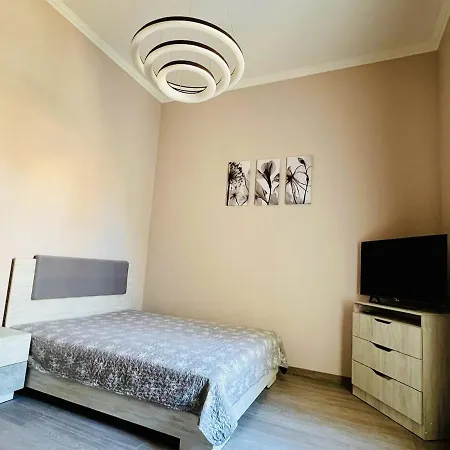 біля оперного театру *